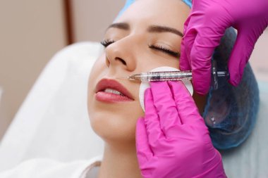 Mezoterapi enjeksiyon karşısında.