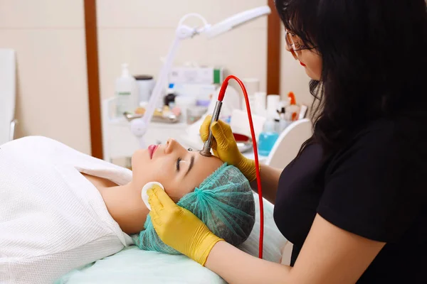 Procedure van microdermabrasie. — Stockfoto