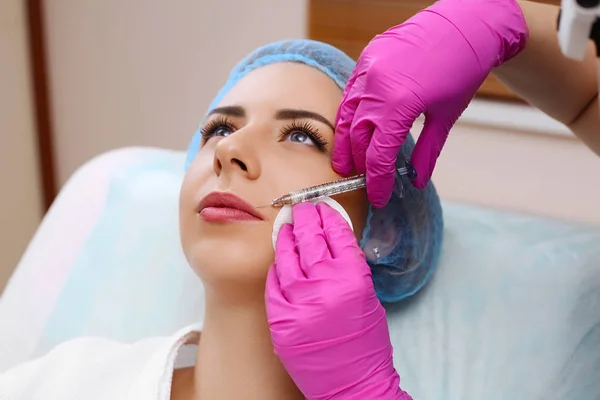 Mesotherapy injektioner i ansiktet. — Stockfoto