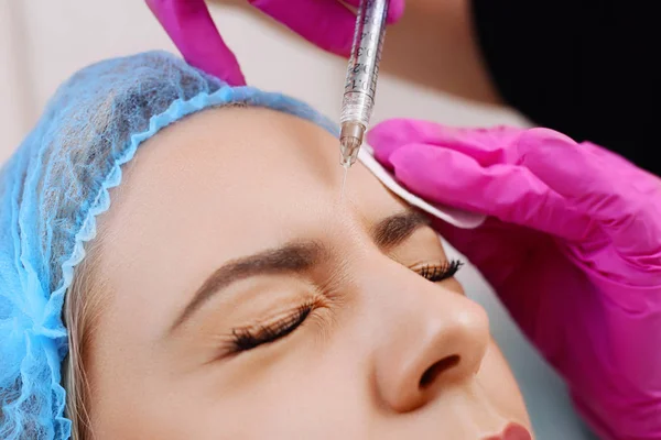 Inyecciones de mesoterapia en la cara . — Foto de Stock