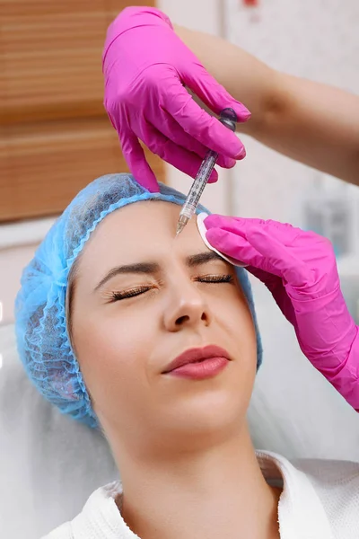 Inyecciones de mesoterapia en la cara . — Foto de Stock