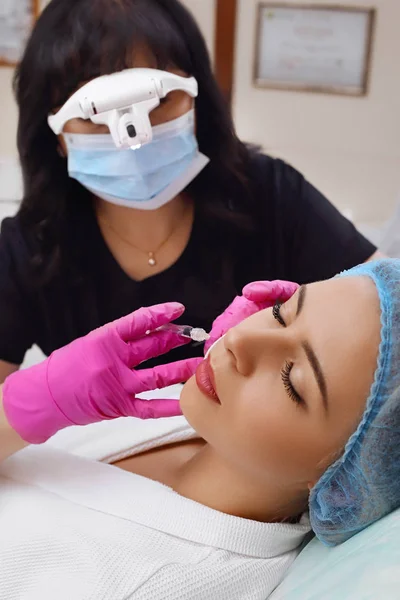 Inyecciones de mesoterapia en la cara . —  Fotos de Stock