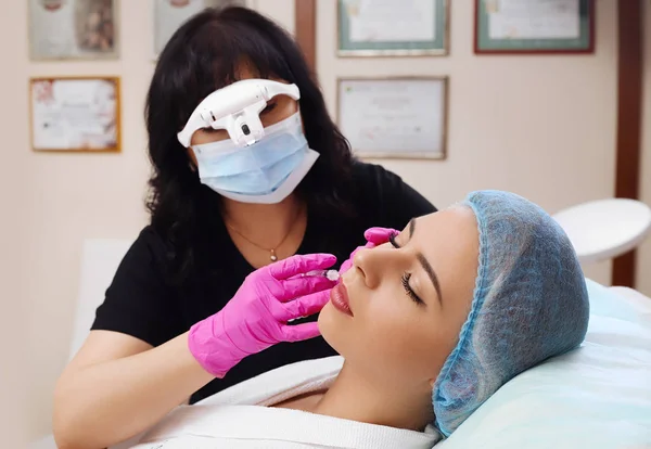 Inyecciones de mesoterapia en la cara . —  Fotos de Stock