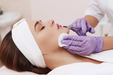 Yordam dolgu enjeksiyonu güzellik Kliniği.