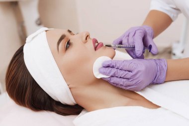 Yordam dolgu enjeksiyonu güzellik Kliniği.