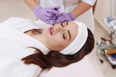 Yordam dolgu enjeksiyonu güzellik Kliniği.