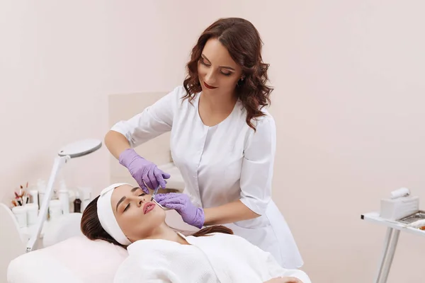 Procedimiento de inyección de relleno en clínica de belleza . — Foto de Stock