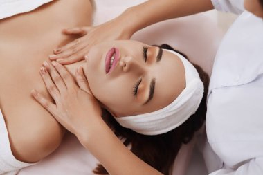 Spa Tedavisi Gören Genç Bir Kadının Yüz Masajı.