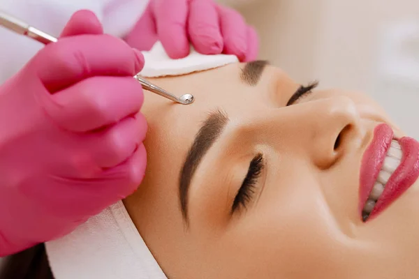 Pulizia professionale dell'acne in un salone di bellezza . — Foto Stock