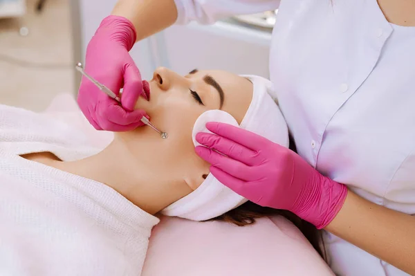 Professionele reiniging van acne in een schoonheidssalon. — Stockfoto