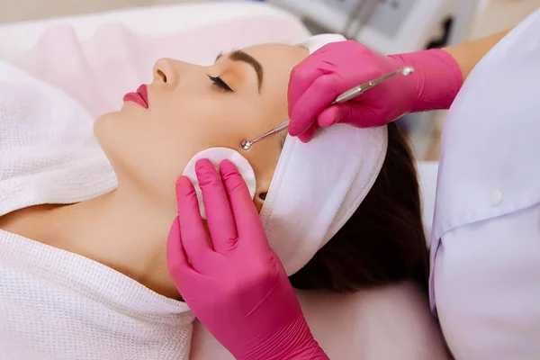 Professionele reiniging van acne in een schoonheidssalon. — Stockfoto