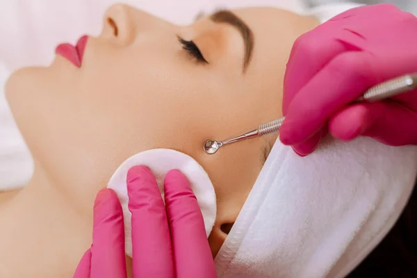 Professional cleansing of acne in a beauty salon. — Stock Photo, Image