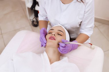 Mikrodermabrazyon prosedürü.