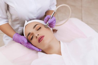 Mikrodermabrazyon prosedürü.