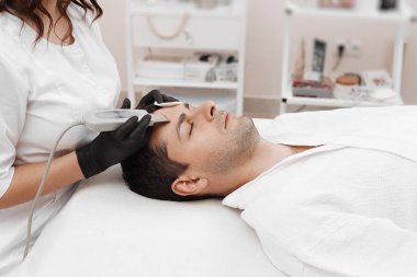 Ultrasonik yüz temizleyici yakın.