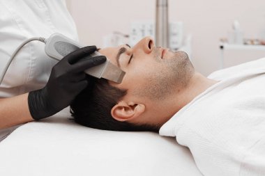 Ultrasonik yüz temizleyici yakın.