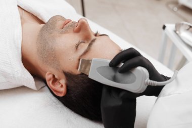 Ultrasonik yüz temizleyici yakın.