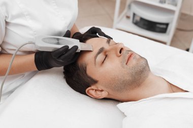 Ultrasonik yüz temizleyici yakın.