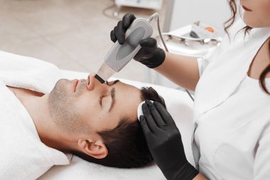 Ultrasonik yüz temizleyici yakın.