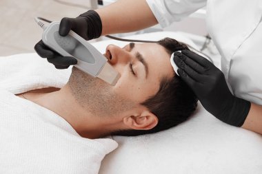 Ultrasonik yüz temizleyici yakın.