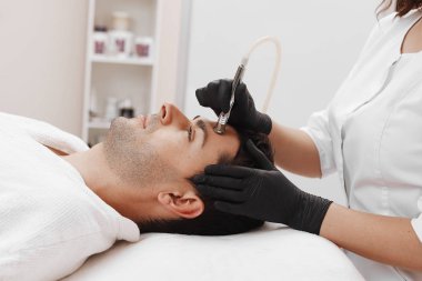 Kozmetolojist prosedür Mikrodermabrazyon yapar