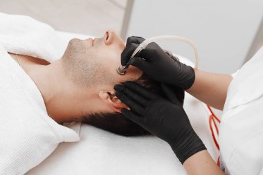 Kozmetolojist prosedür Mikrodermabrazyon yapar