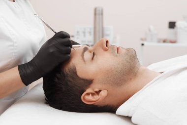 Adam yüz temizliği.