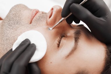 Adam yüz temizliği.