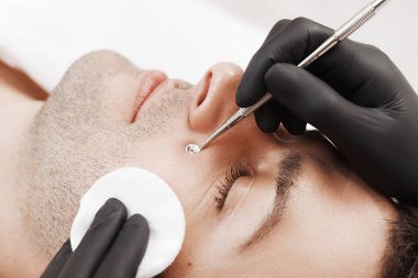 Adam yüz temizliği.