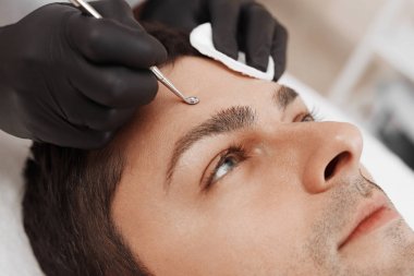 Adam yüz temizliği.