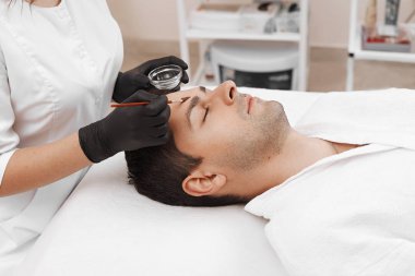 Güzellik Salonu bir insanın yüz temizliği.