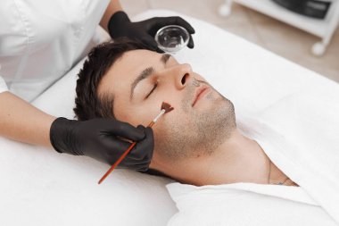 Güzellik Salonu bir insanın yüz temizliği.