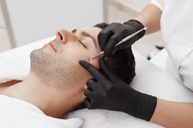 Adam yüz temizliği.