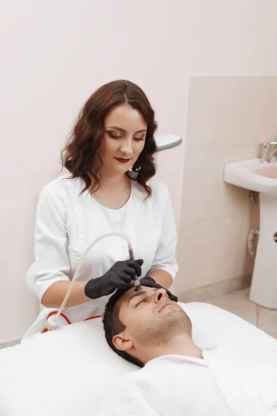 De cosmetoloog maakt de procedure microdermabrasion — Stockfoto