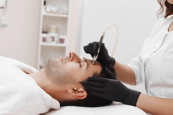 The cosmetologist makes the procedure Microdermabrasion — Stock Photo, Image