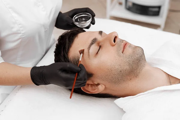 Cleaning the face of a man in a beauty salon. — Stock Photo, Image