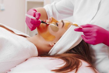 Temizlik maskesi uygulayarak kadın.