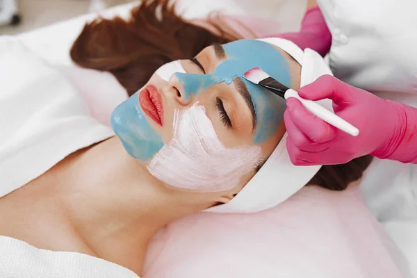 Spa donna che applica maschera detergente per il viso . — Foto Stock