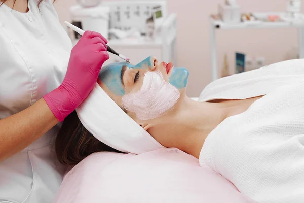 Spa donna che applica maschera detergente per il viso . — Foto Stock