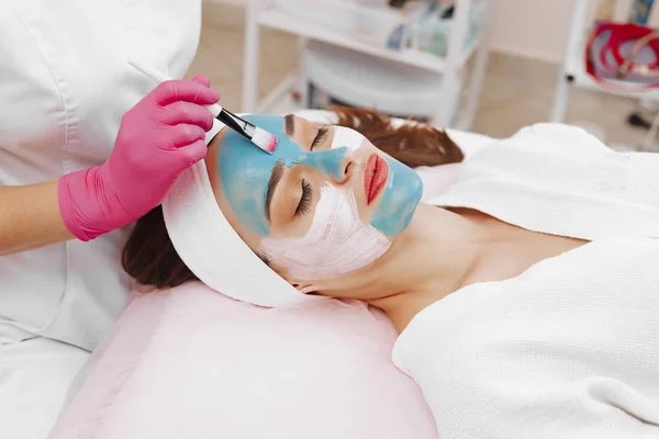 Spa vrouw gezicht reinigende masker toe te passen. — Stockfoto