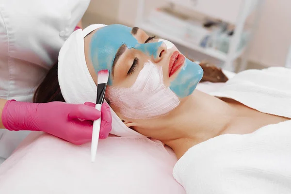 Spa mulher aplicando máscara de limpeza facial . — Fotografia de Stock