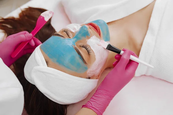 Mujer Spa Aplicando Mascara de Limpieza Facial . — Foto de Stock