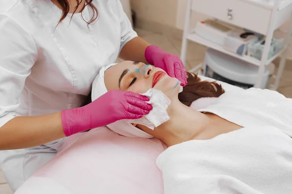 Wellness-Frau trägt Gesichtsreinigungsmaske auf. — Stockfoto