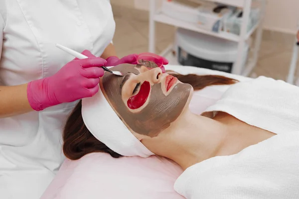 Spa mulher aplicando máscara de limpeza facial . — Fotografia de Stock