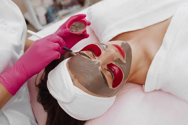 Mujer Spa Aplicando Mascara de Limpieza Facial . — Foto de Stock