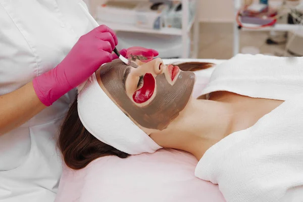Kobieta kurort stosowania maski oczyszczanie twarzy. — Zdjęcie stockowe