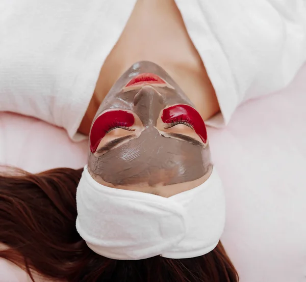 Spa Femme Appliquer masque de nettoyage du visage . — Photo