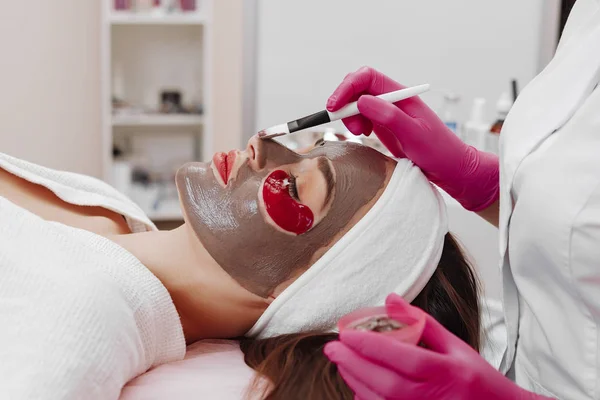 Mujer Spa Aplicando Mascara de Limpieza Facial . —  Fotos de Stock
