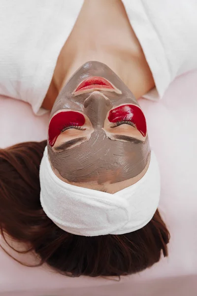 Fürdő nő arctisztító maszk alkalmazása. — Stock Fotó