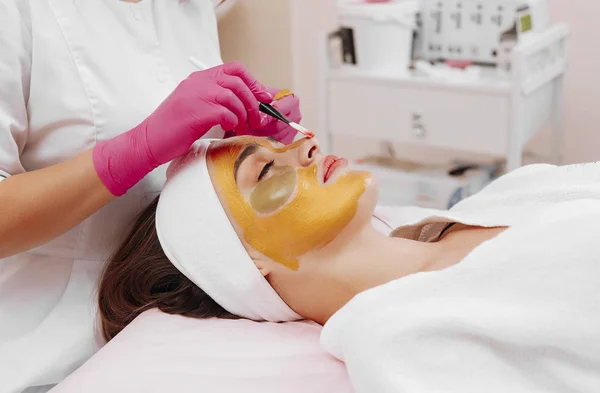 Spa donna che applica maschera detergente per il viso . — Foto Stock